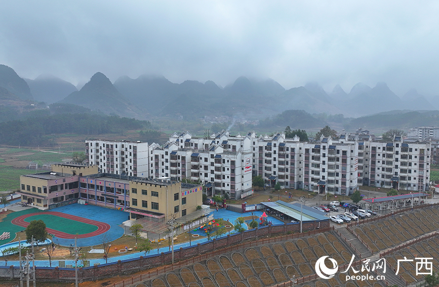 配套設施完善的忻城縣北更鄉金銀花易地搬遷安置點。人民網 付華周攝