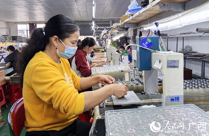 搬遷群眾在安置區內的就業車間務工。人民網 付華周攝