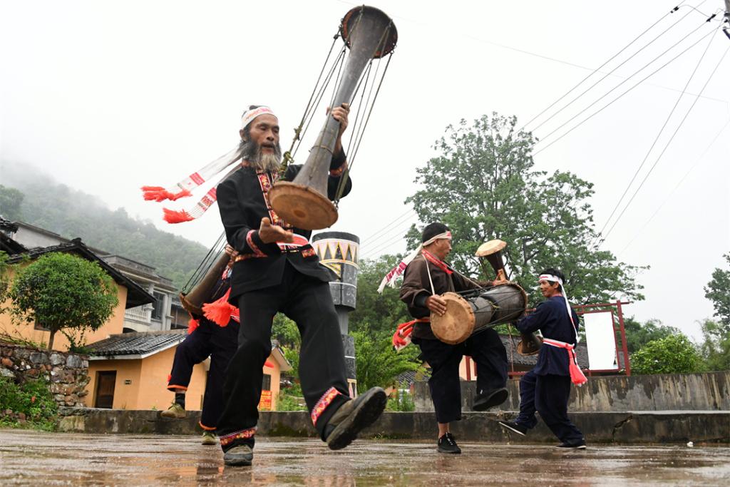 金秀杜鵑花節|廣西金秀：黃泥鼓舞煥新彩