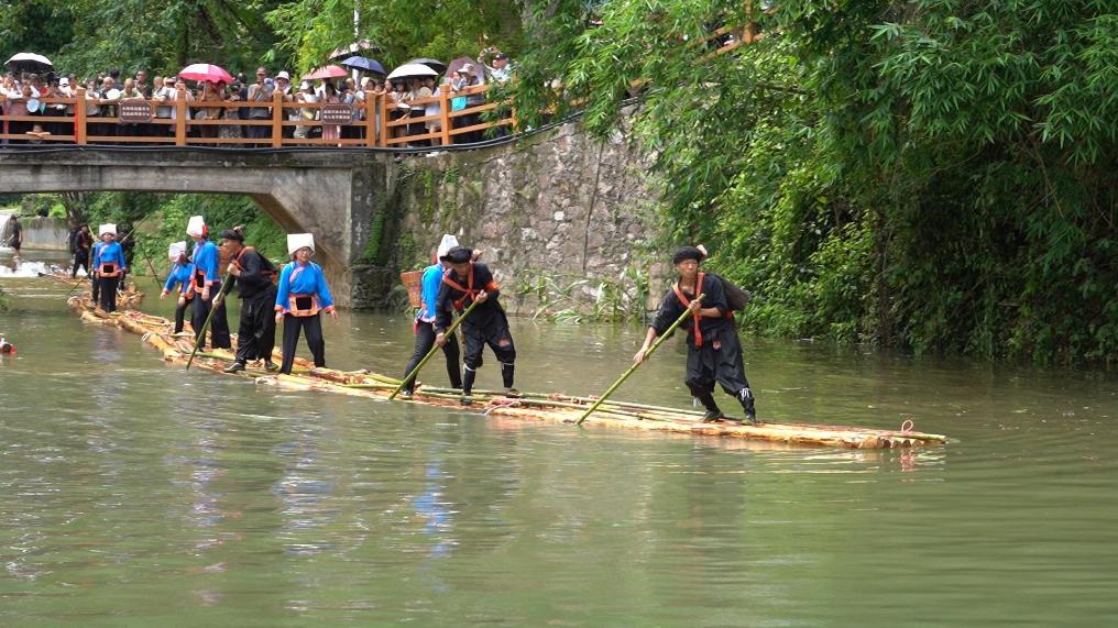 金秀六月六放排節：瑤族非遺迎客