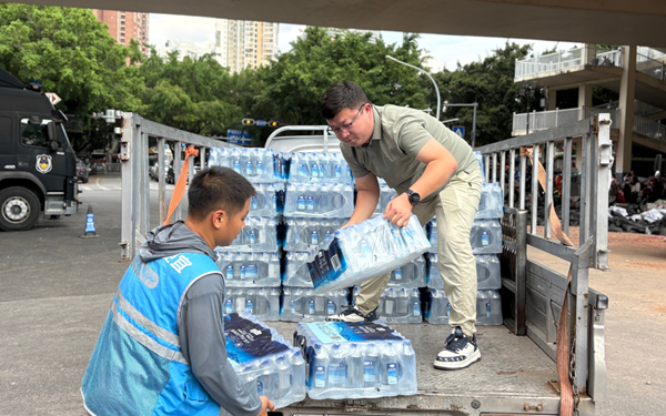 捐贈現場。周旋攝