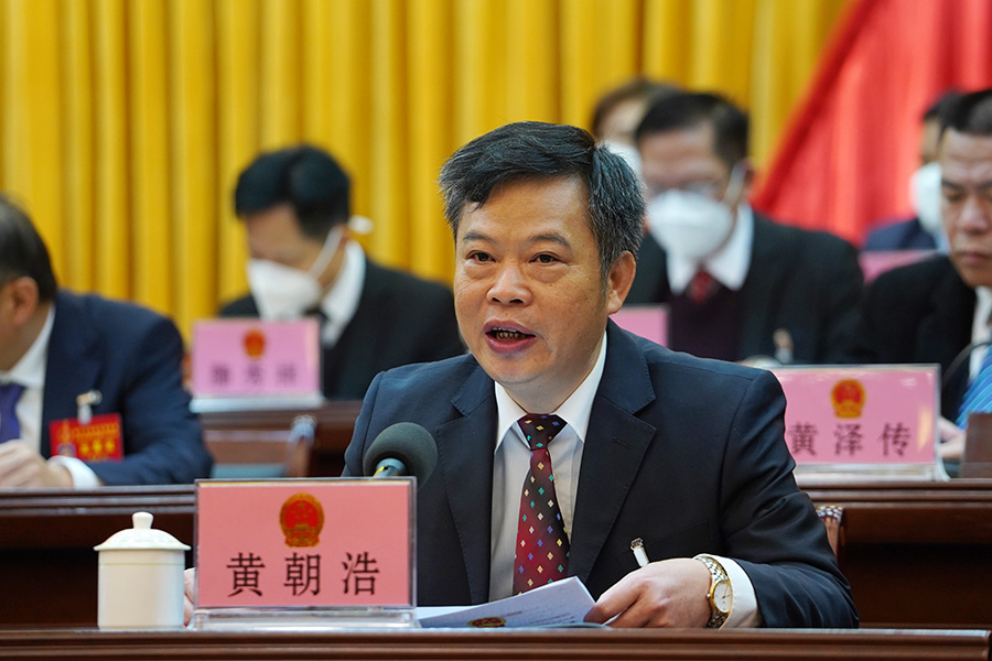 良慶區人大常委會副主任黃朝浩主持會議