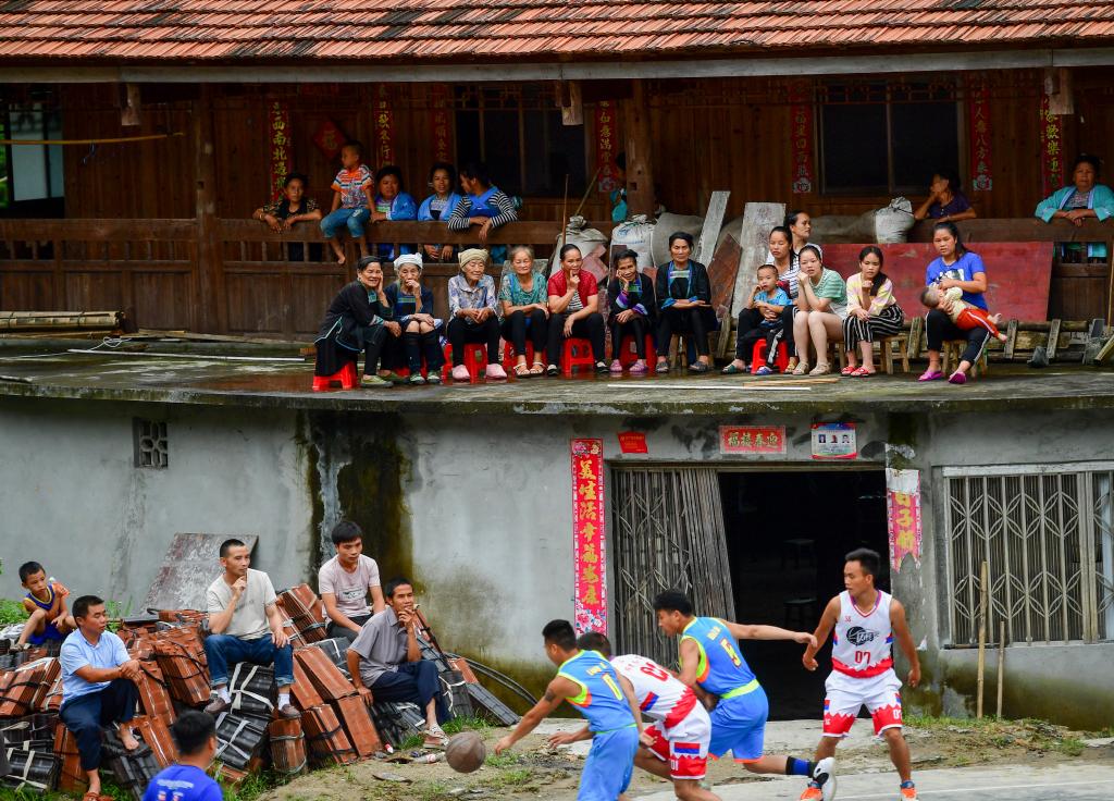 赤腳上陣，大苗山深處的快樂籃球